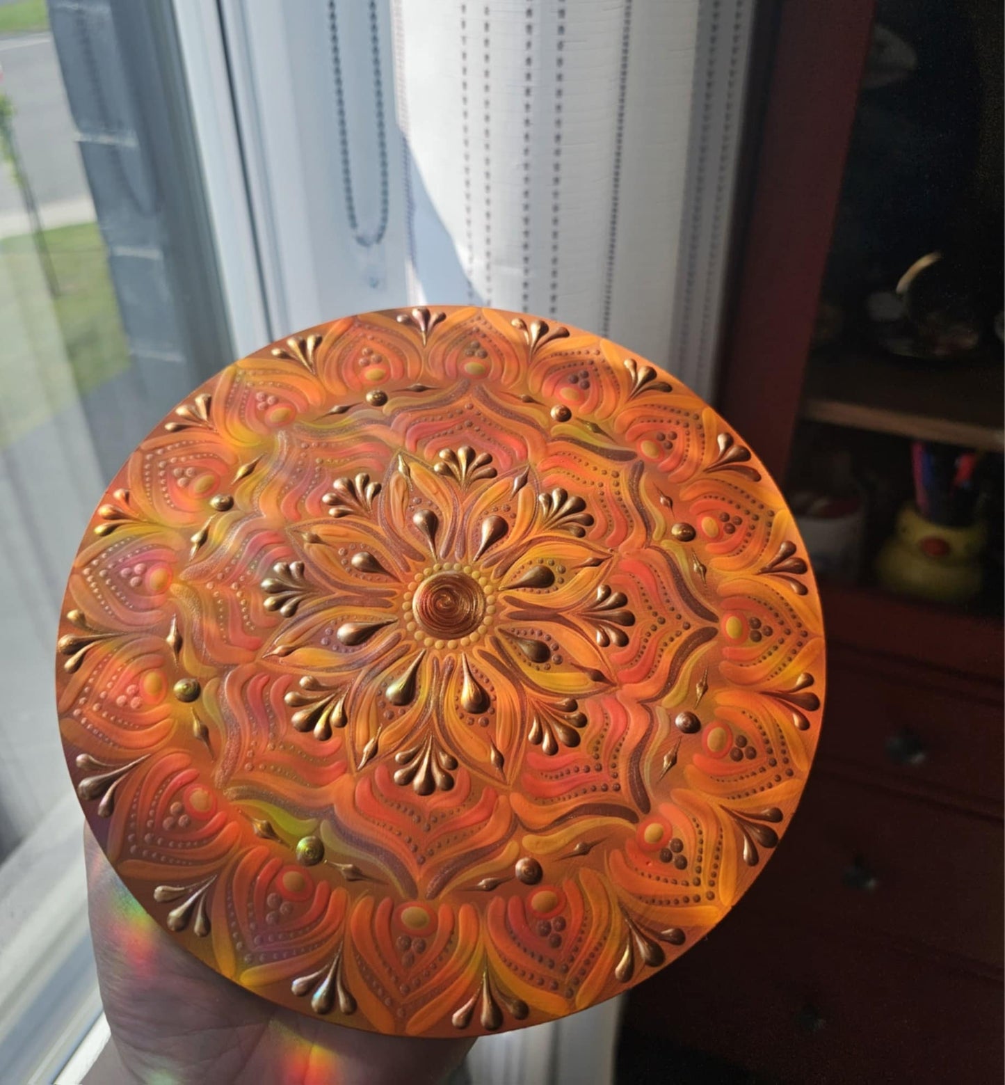 Mandala orange 8 pouces  sur socle