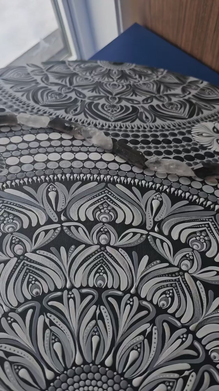 L'ombre et la lumière 🖤☯️🤍Afficher au centre Holistique l'Harmonie.