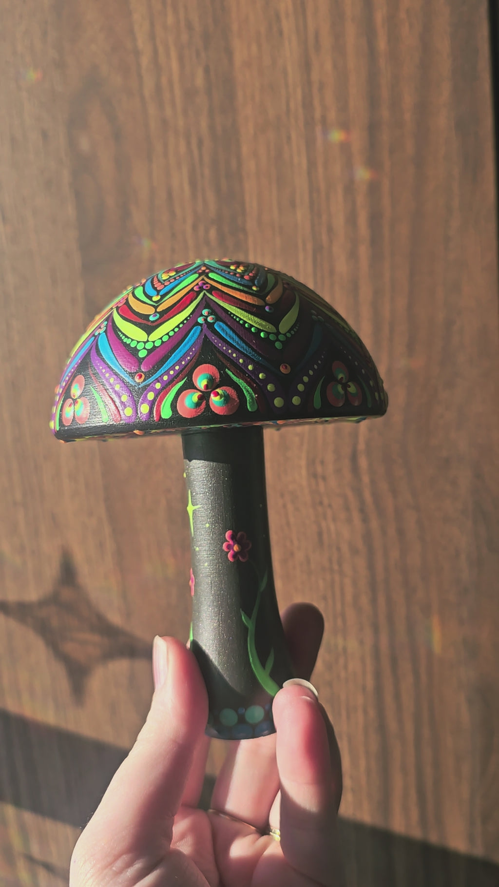Large mushroom, UV ✨🍄🌈