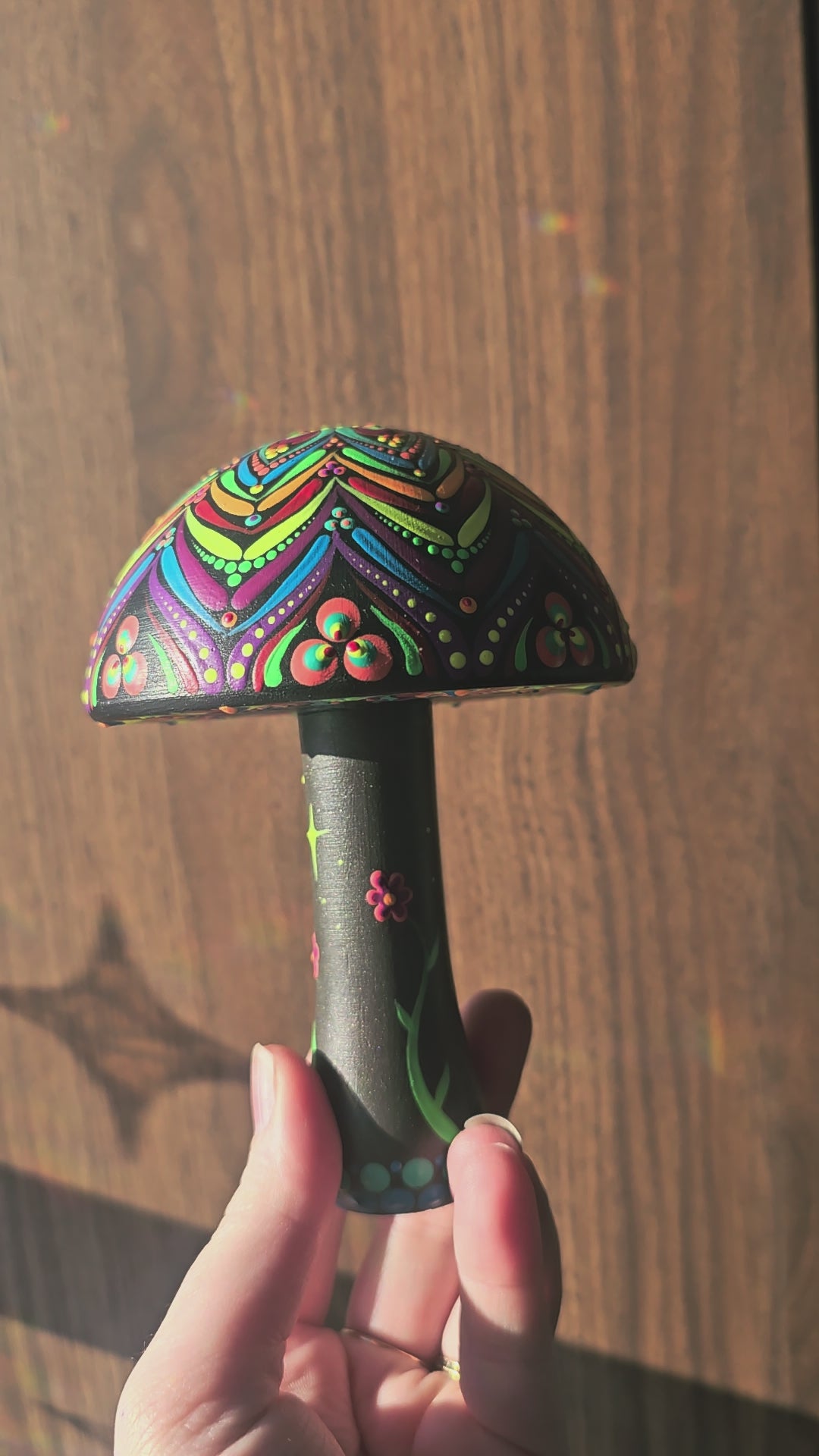 Large mushroom, UV ✨🍄🌈