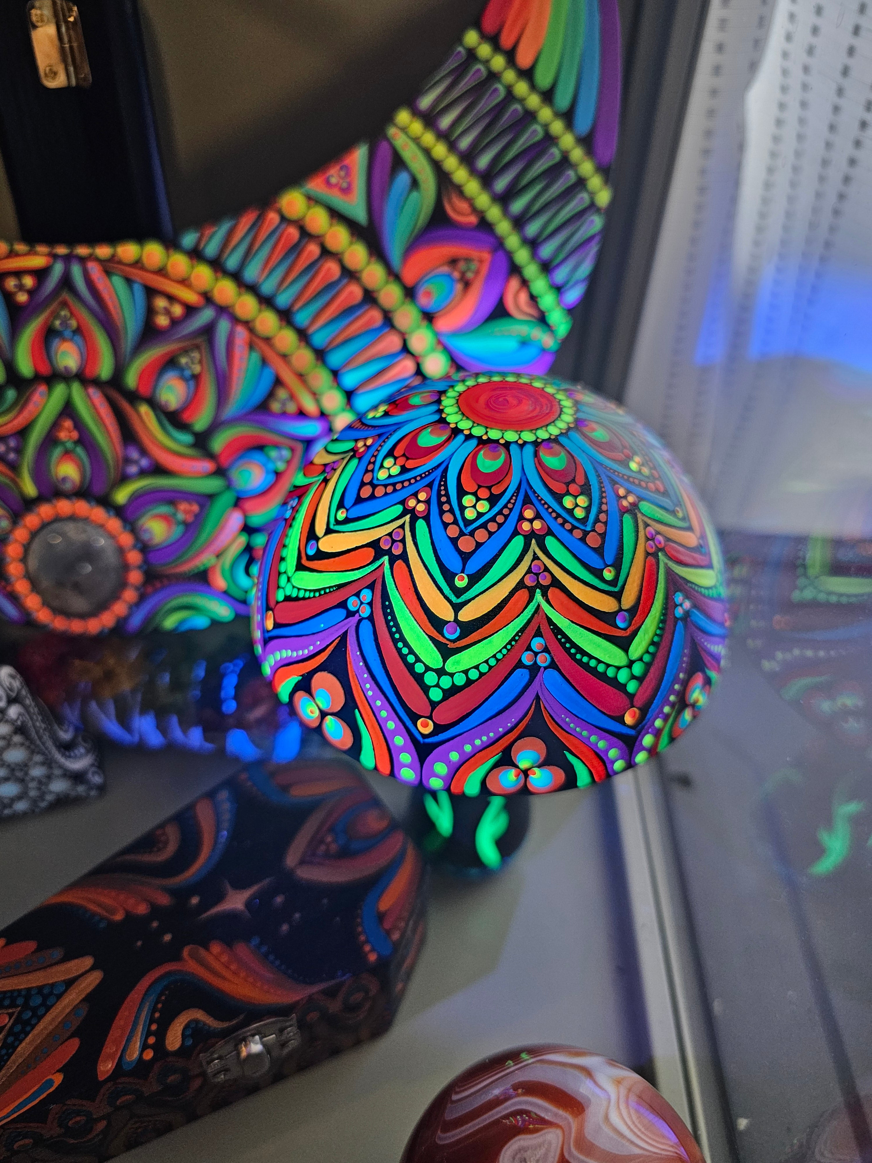 Large mushroom, UV ✨🍄🌈