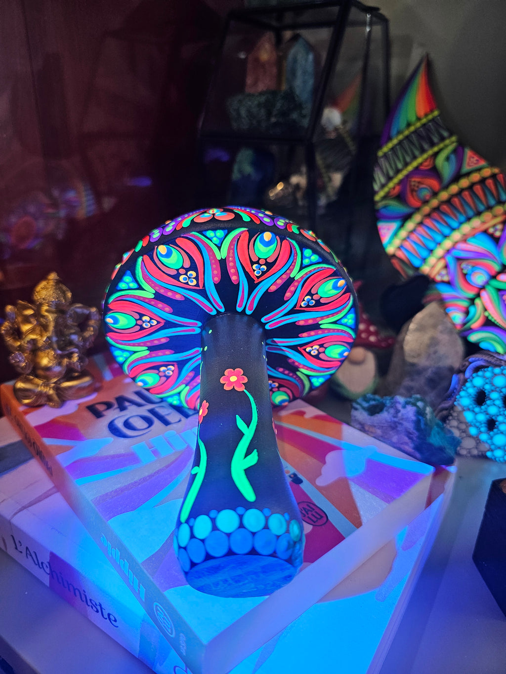 Large mushroom, UV ✨🍄🌈