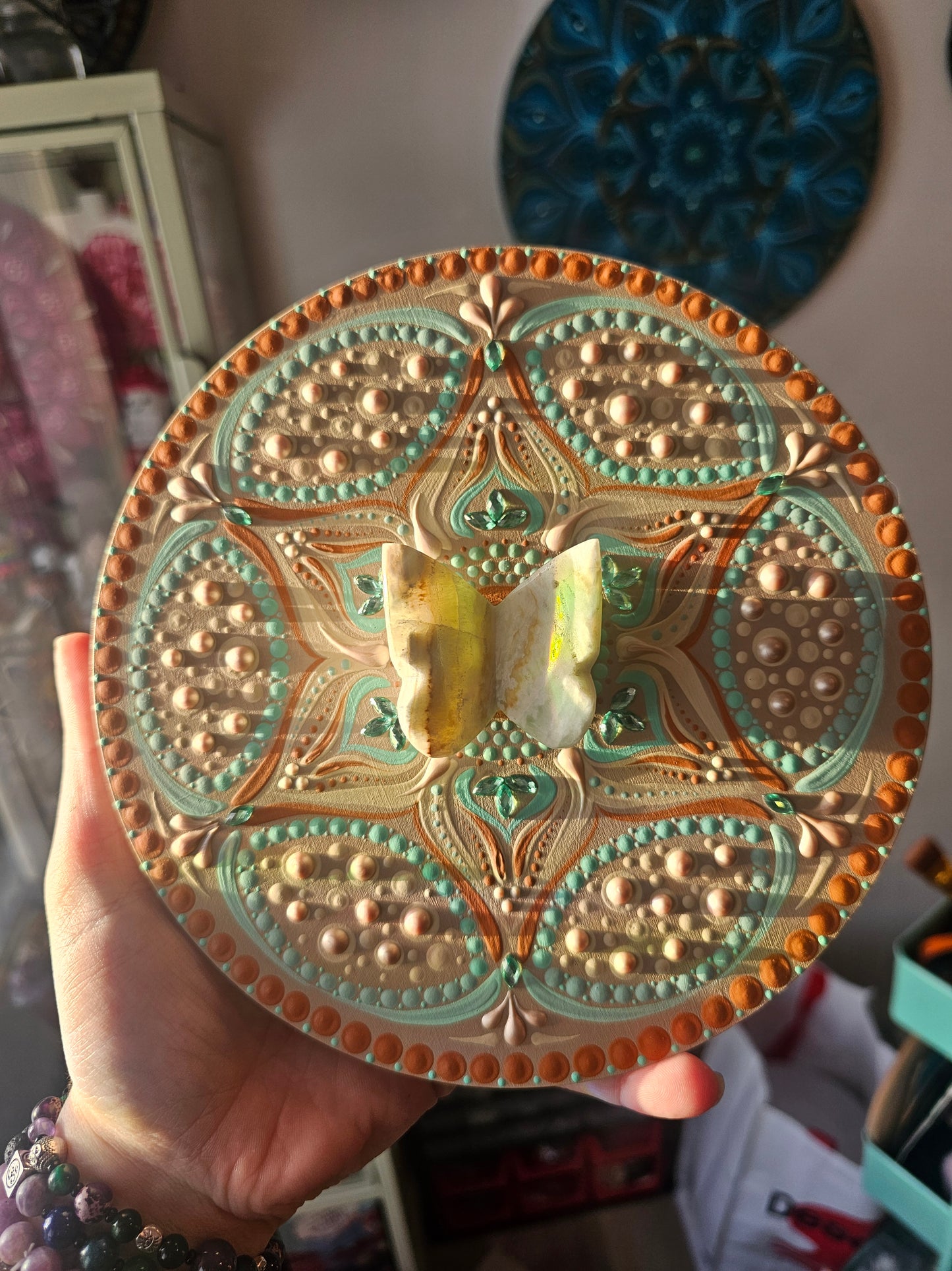 Mandala avec papillon de calcite bleu des caraïbes