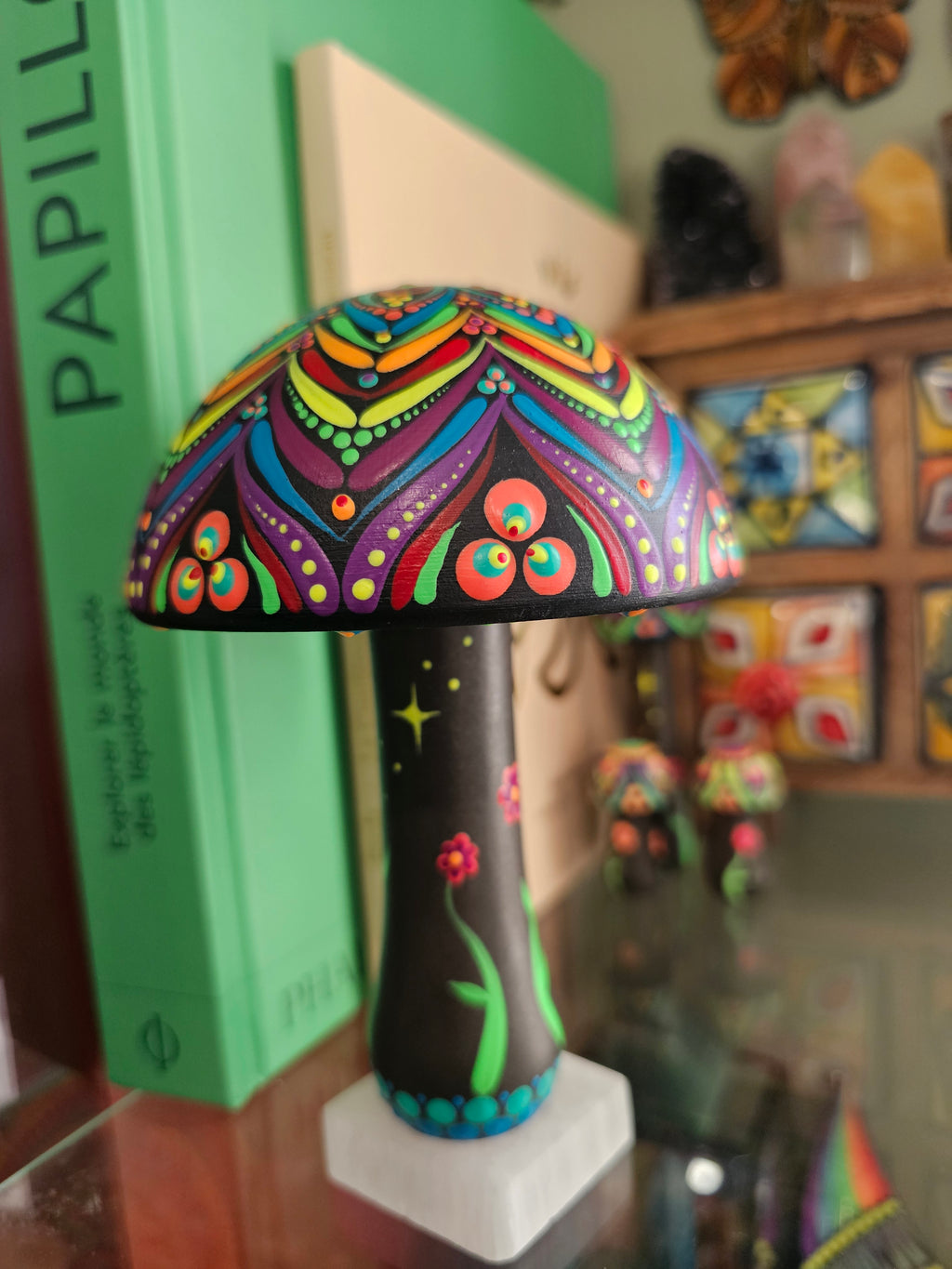 Large mushroom, UV ✨🍄🌈