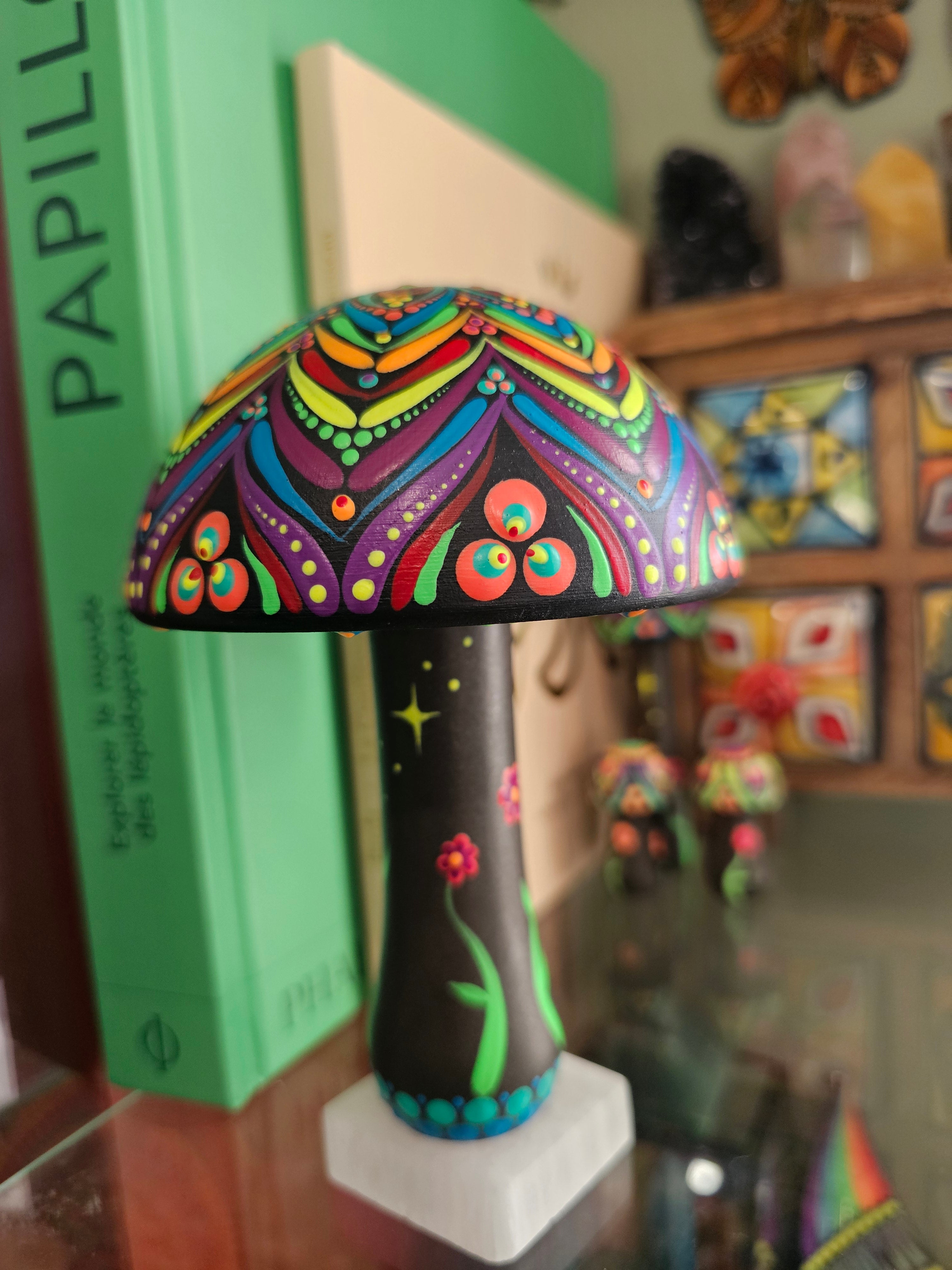 Large mushroom, UV ✨🍄🌈