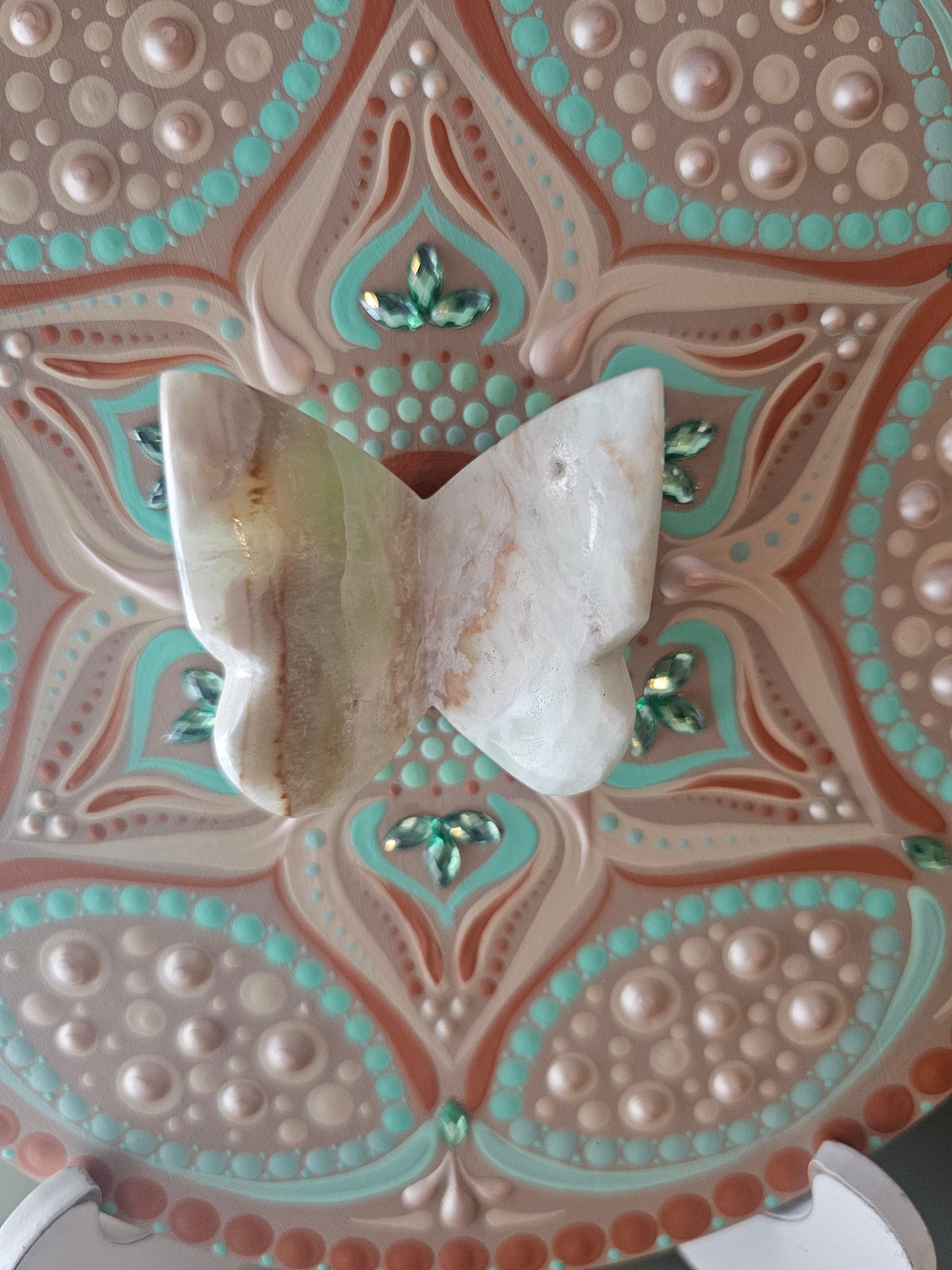 Mandala avec papillon de calcite bleu des caraïbes