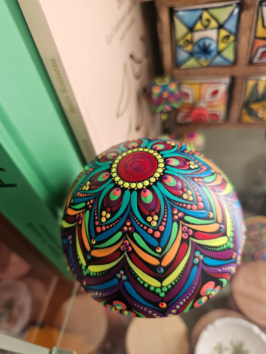 Large mushroom, UV ✨🍄🌈