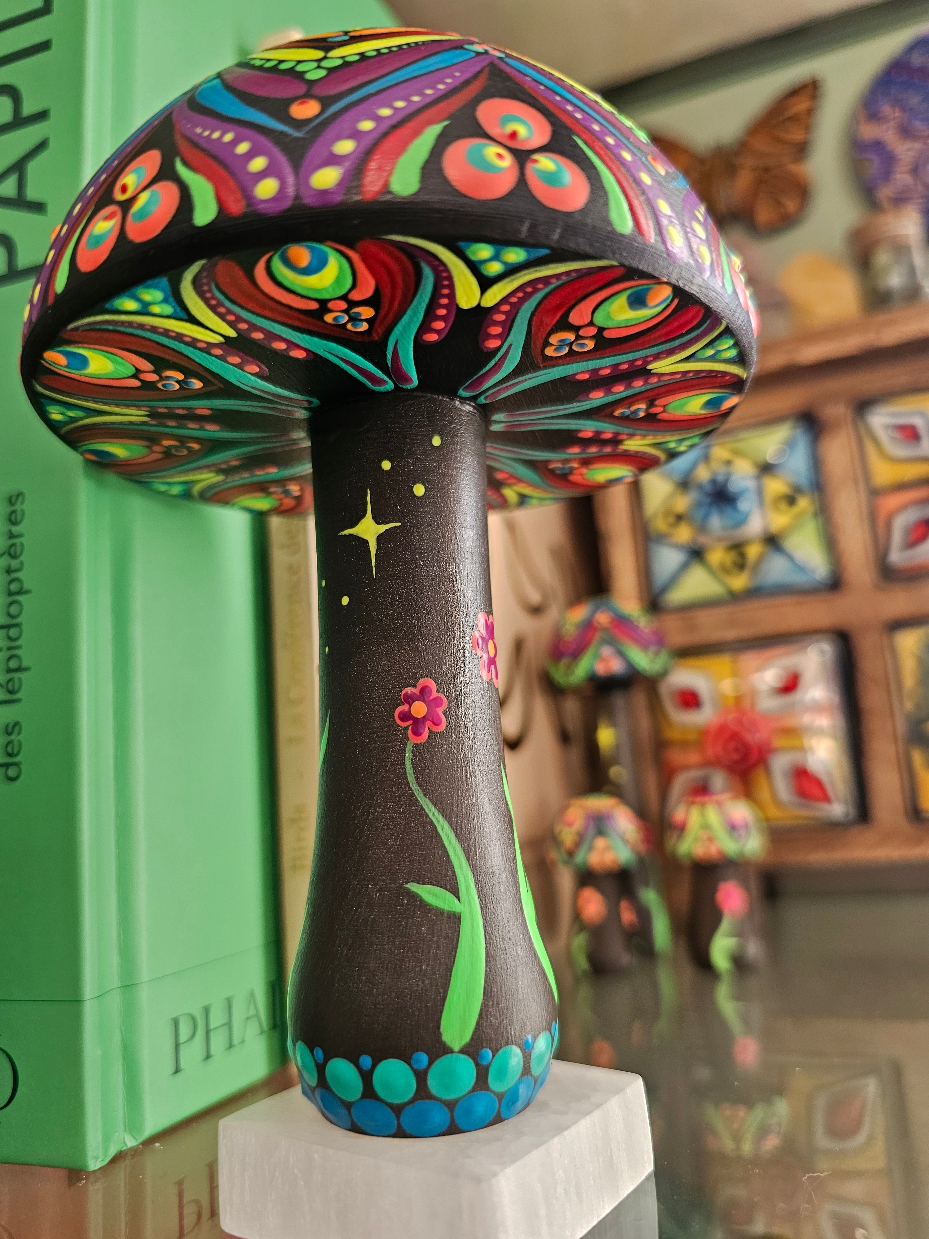 Large mushroom, UV ✨🍄🌈